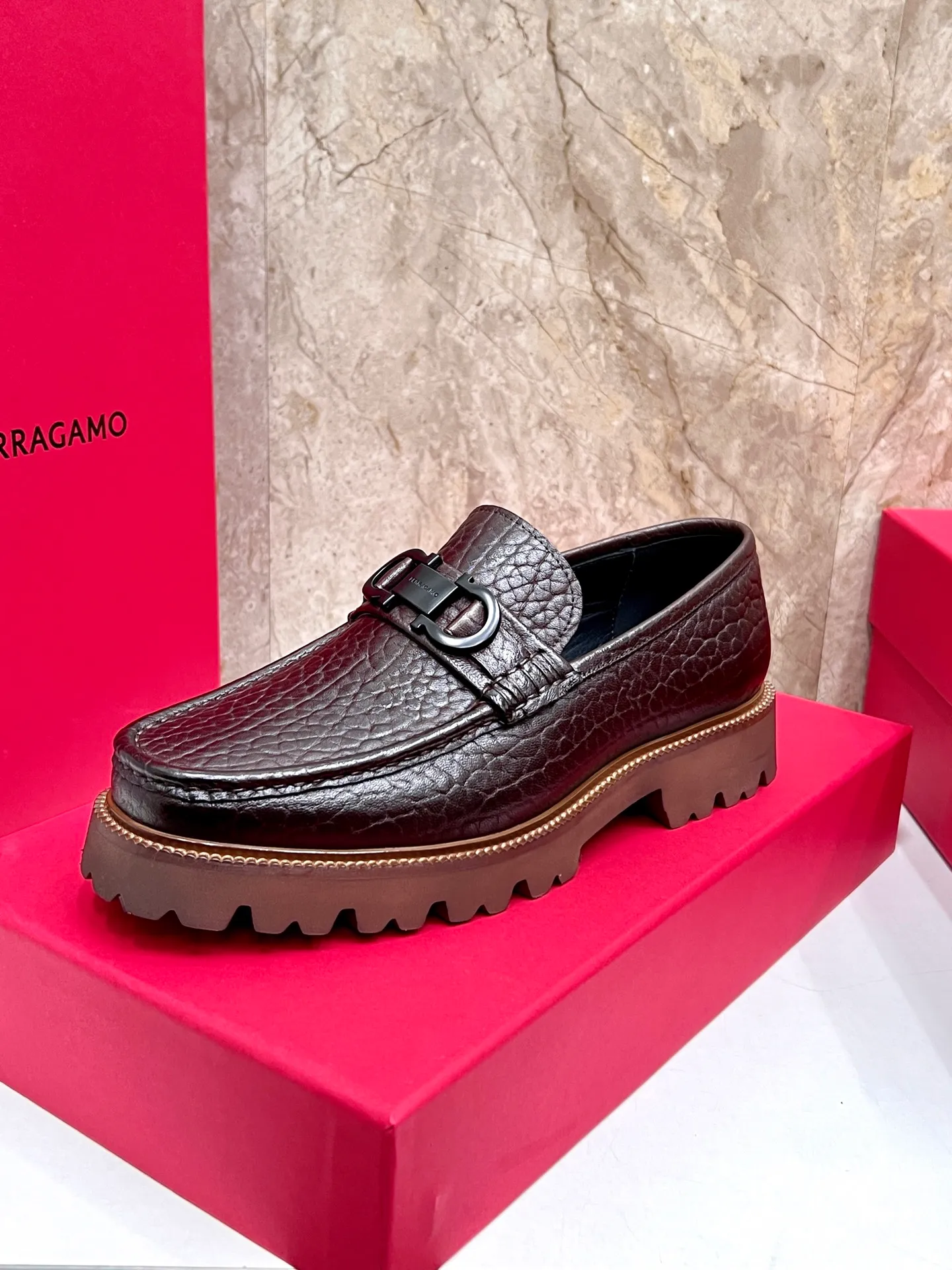 Original quality P580 Brand: Ferragamo Standard size: Men's size 38/44 (45.46 can be customized) Grade: Same style as the official website High-quality men's shoes Material: Customized first-layer calfskin with water-dyed cowhide lining Cowhide tiptoe Original non-slip and wear-resistant rubber outsole Style category: Men's formal business leather shoes are young and fashionable European and American trends British style Casual matching and comfortable feet Color: actual picture